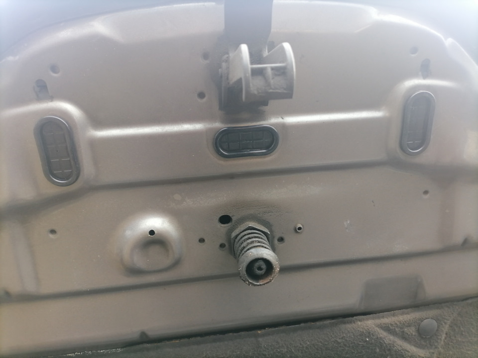 Замена заглушек капота. — Renault Laguna II, 1,9 л, 2004 года ...