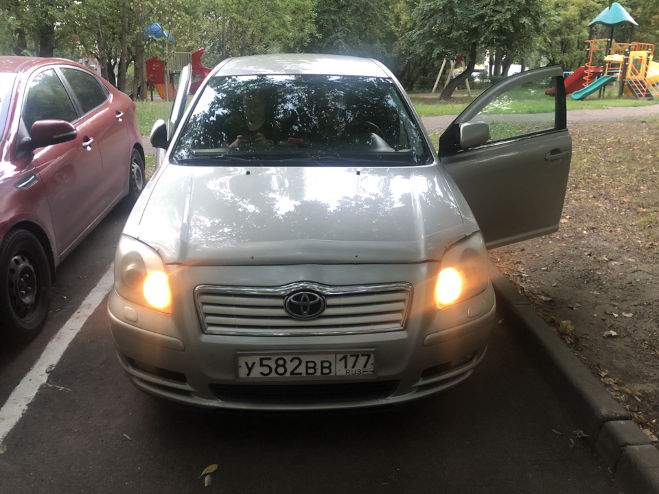 Авенсис 2 дальний в пол накала — Toyota Avensis II, 2 л, 2005 года ...