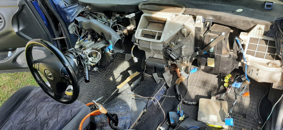 снимаем торпеду — Mazda 626 IV (GE)
