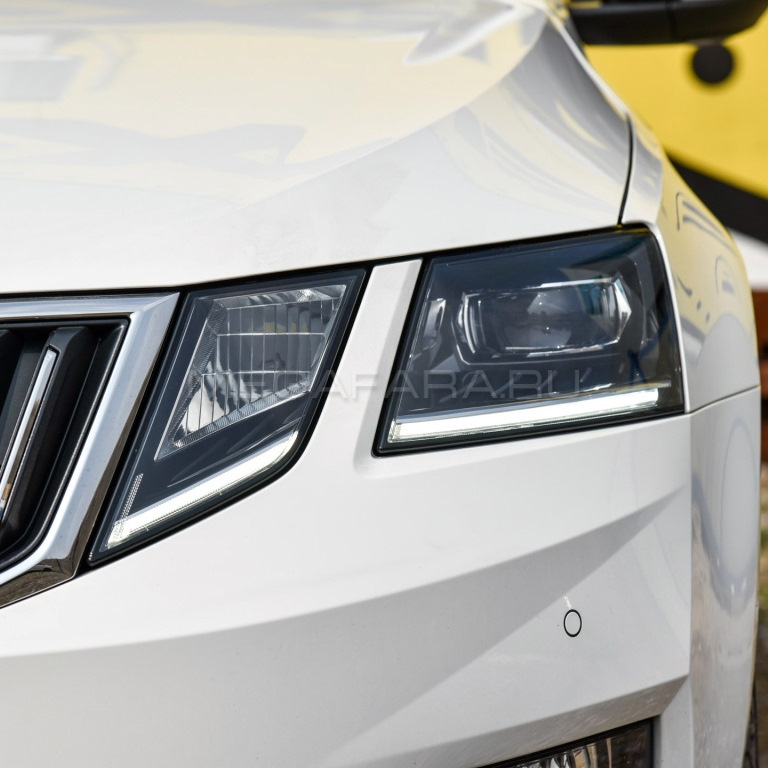 Фары светодиодные шкода а7. Led фары octavia a7 fl. Octavia a7 fl галоген с линзами. Skoda octavia a7 оптика. Фары светодиодные шкода а7.