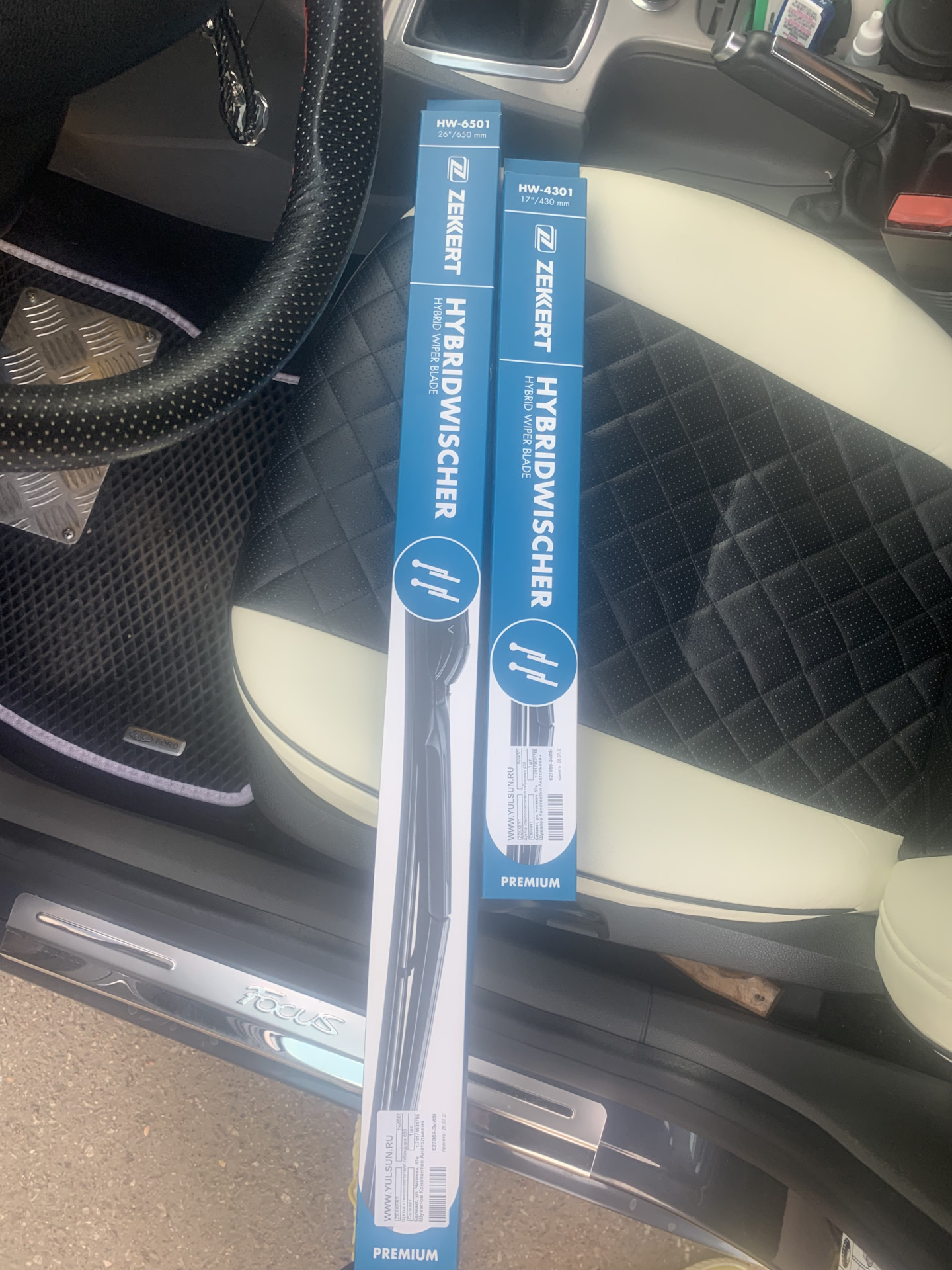 Замена поводков, щеток стеклоочистителя и чистка лобового стекла — Ford ...