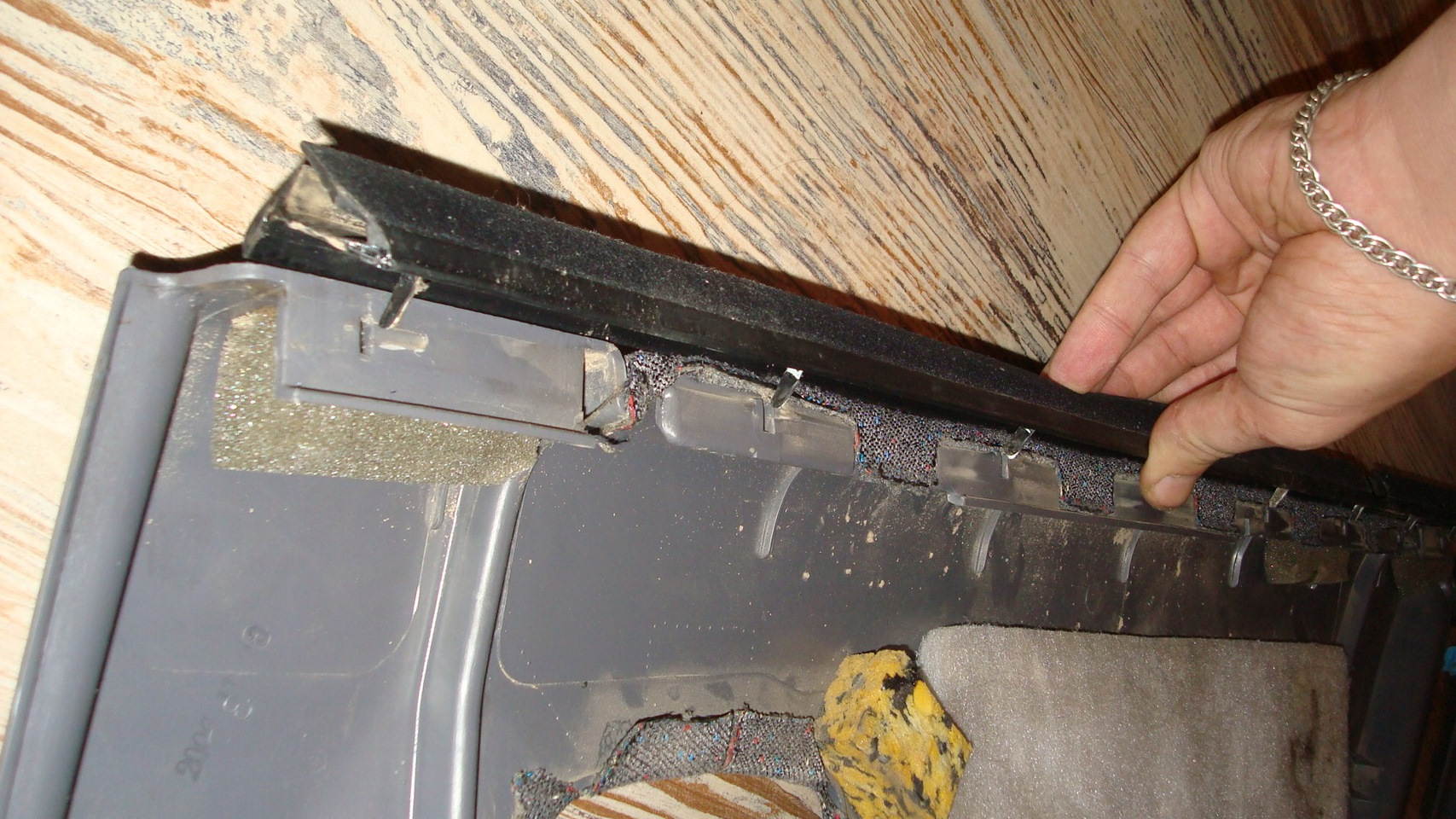 Перетяжка дверных карт и установка неоновой подсветки в двери Hyundai ...