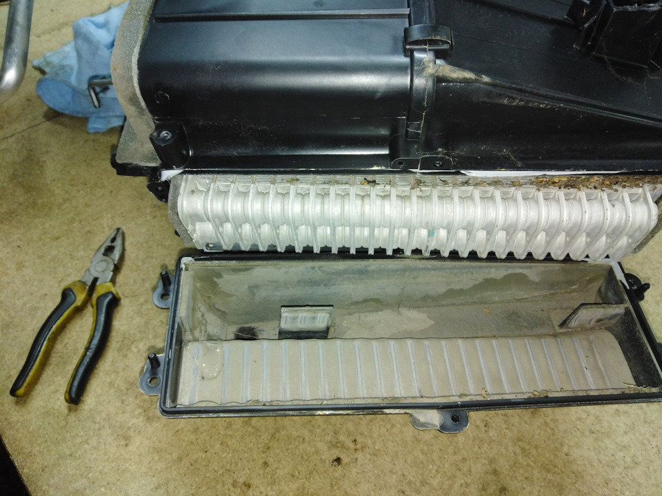 Поддон сбора жидкости с кондея, он сидит на герметике по периметру, и шурупы под торкс — УАЗ Patriot