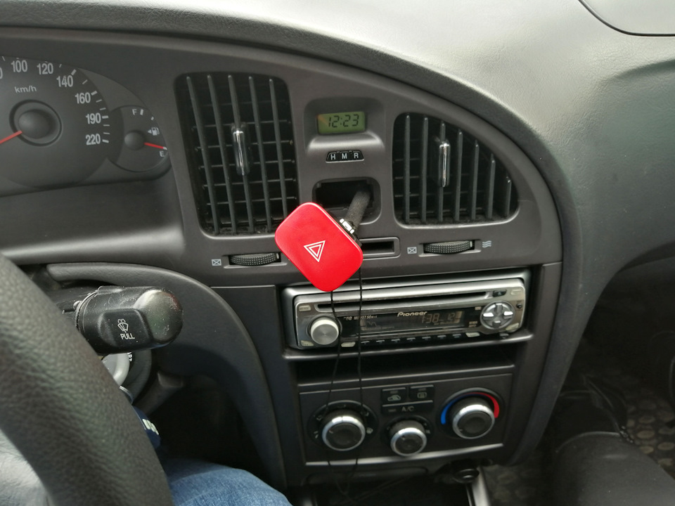 Хендай аварийка. Hyundai Elantra XD подсветка кнопки аварийки. Hyundai Tucson 2006 кнопка аварийной сигнализации черная. Кнопки на Хендай Элантра XD. Лампа кнопки аварийки Элантра 3.