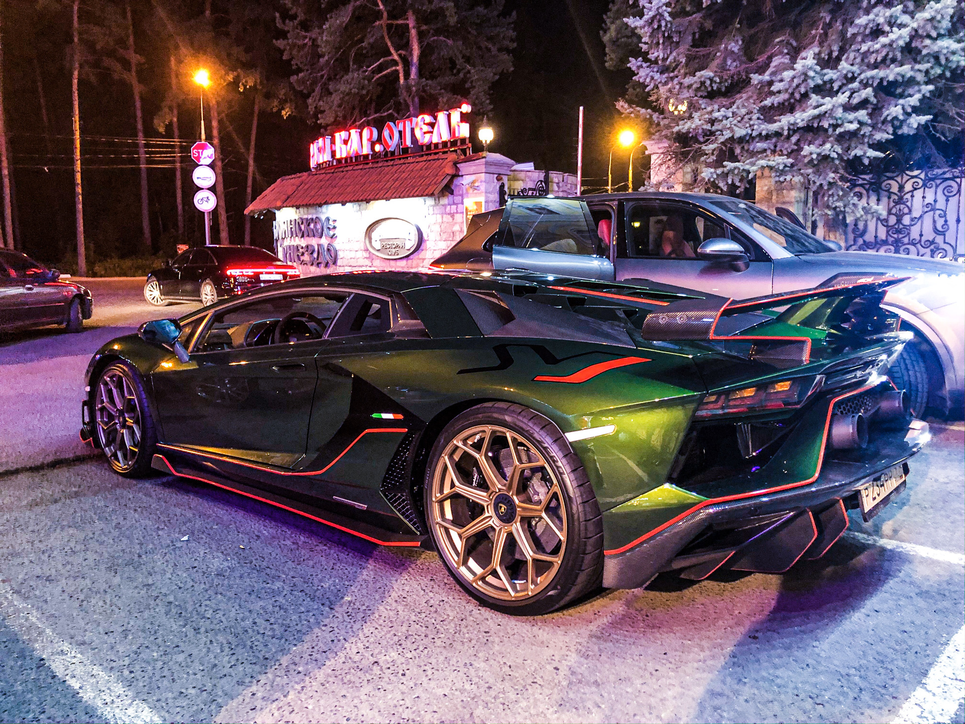 Рублевка карс. БМВ Рублевка. Ламборгини на фоне рублевки. Lamborghini Aventador рублёво Успенское шоссе. Лучшая машина на рублёвке.