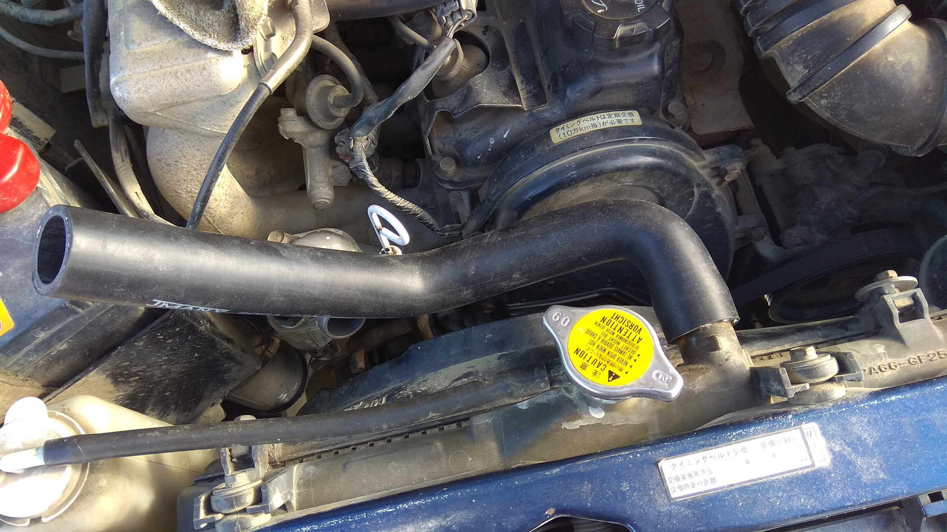 Греется патрубок радиатора. Патрубки радиатора ваз 2107. Hyundai coupe i rd 2. Верхний патрубок термостата пежо 308. Как заменить верхний патрубок радиатора на камри 30.