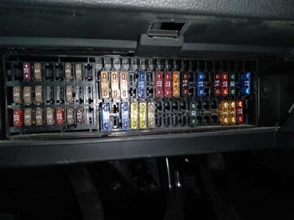 Снимаем 36 предохранитель, синий на 15 А — Volkswagen Polo Sedan