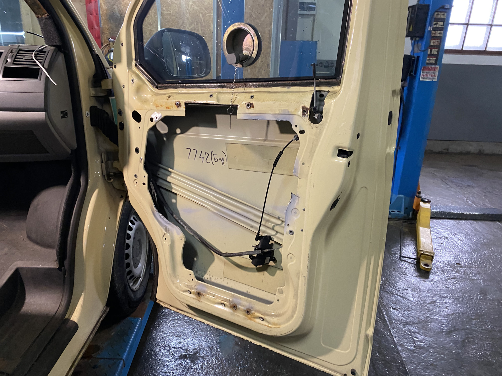 Снятие брони — Volkswagen Transporter T5, 2 л, 2014 года | своими ...