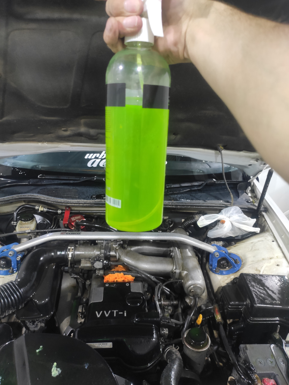 Нанес материал на все подкапотное пространство, считаю что расход небольшой, думаю хватит на 4-5 моек. Выждал требуемое время по инструкции и смываю. — Toyota Chaser (100)