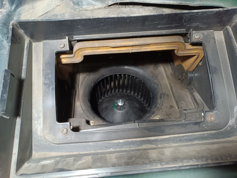 На месте — Chevrolet Niva (1G)