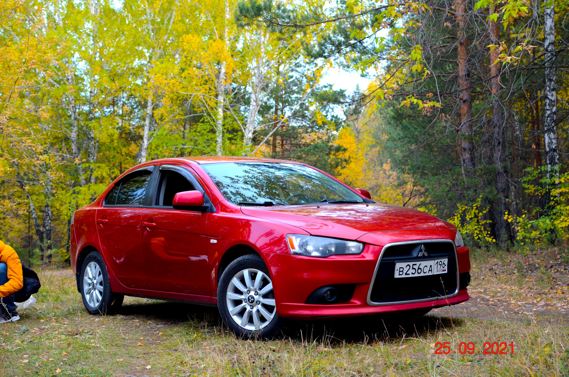 Mitsubishi Lancer 10 в лесу осенью