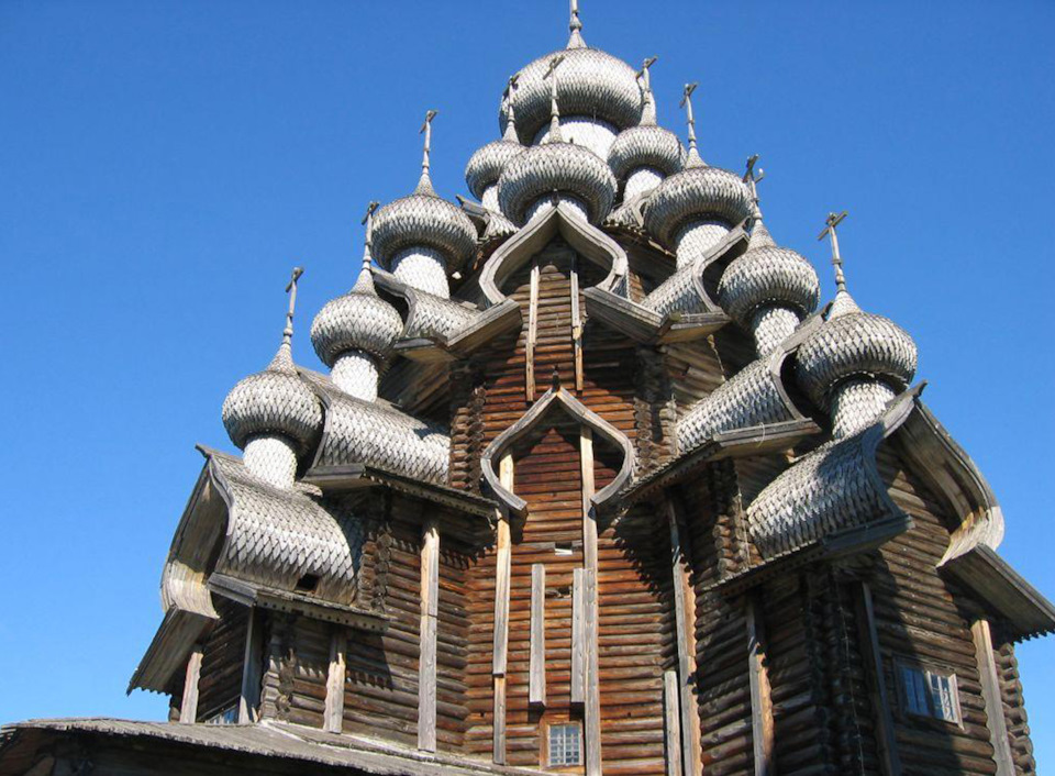 Памятники деревянного зодчества на острове. — Jeep Cherokee (KL)