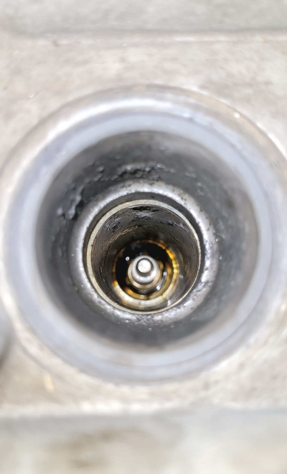 1, засада, в масле колодец, контакты сухие, но свеча не выкручивается, остальные три как всегда легко открутились, а первая ну ни как. От усилия обвернулся свечной ключ. Попытки поджать его в тисках ни к чему не привели. Пришлось звонить другу и брать ключ по мощнее…выкрутил — Toyota RAV4 (III)