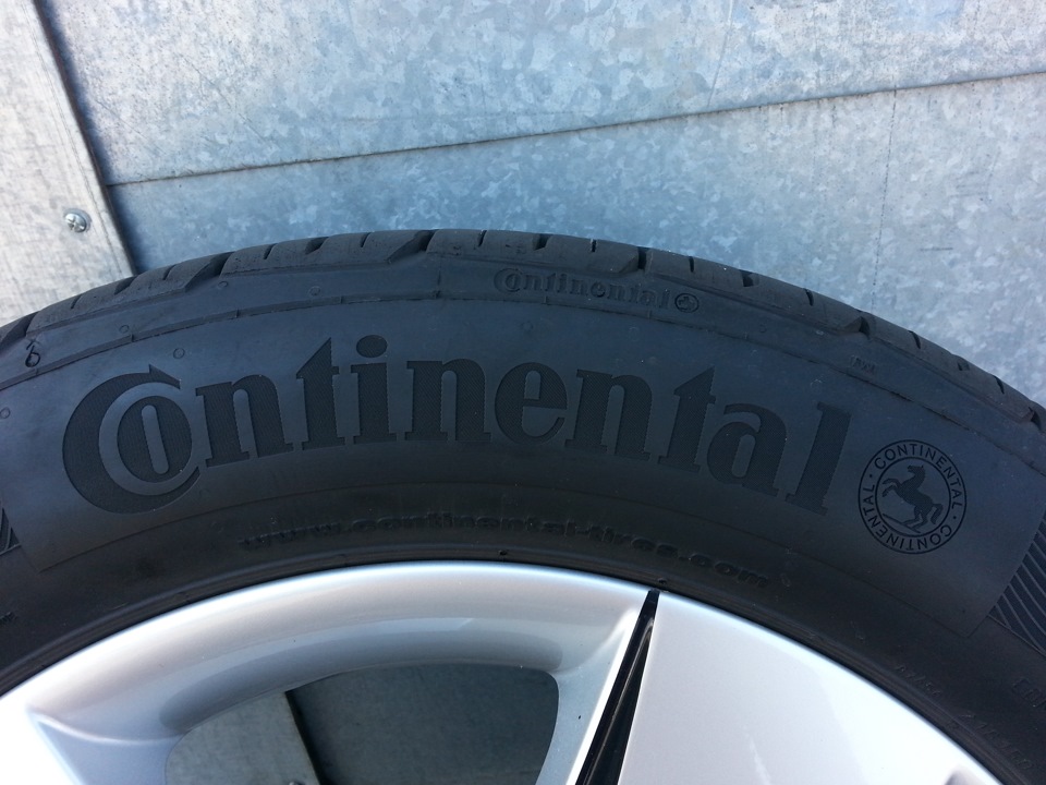 Купить шины шкода. Continental CONTIPREMIUMCONTACT 5. Комплект резины Continental Premium contact 6. Колесо Континенталь с белым логотипом на резине. Резина шины Континенталь со снежинкой.