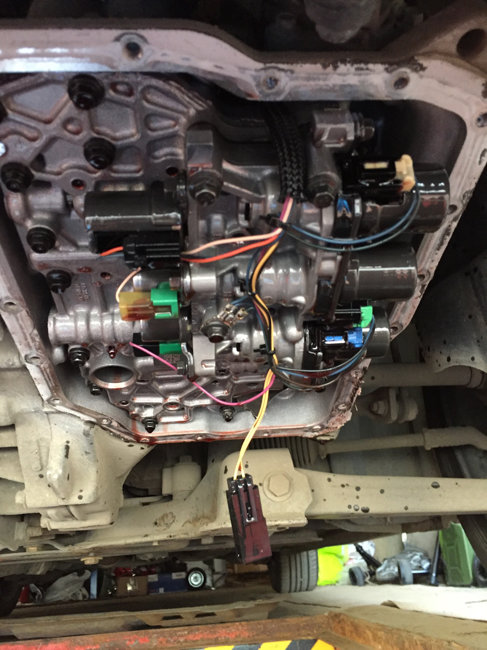 Немного поддев поддон по углам с помощью отвертки отрываем его от акпп (фильтр акпп я уже снял, сначала снимается датчик температуры движением вниз, потом сам фильтр также движением вниз) — Ford Focus Hatchback II