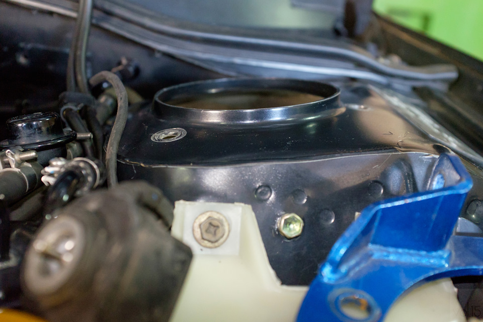 Даже не много деформировался стакан стойки на кузове — Subaru B4 (BE)