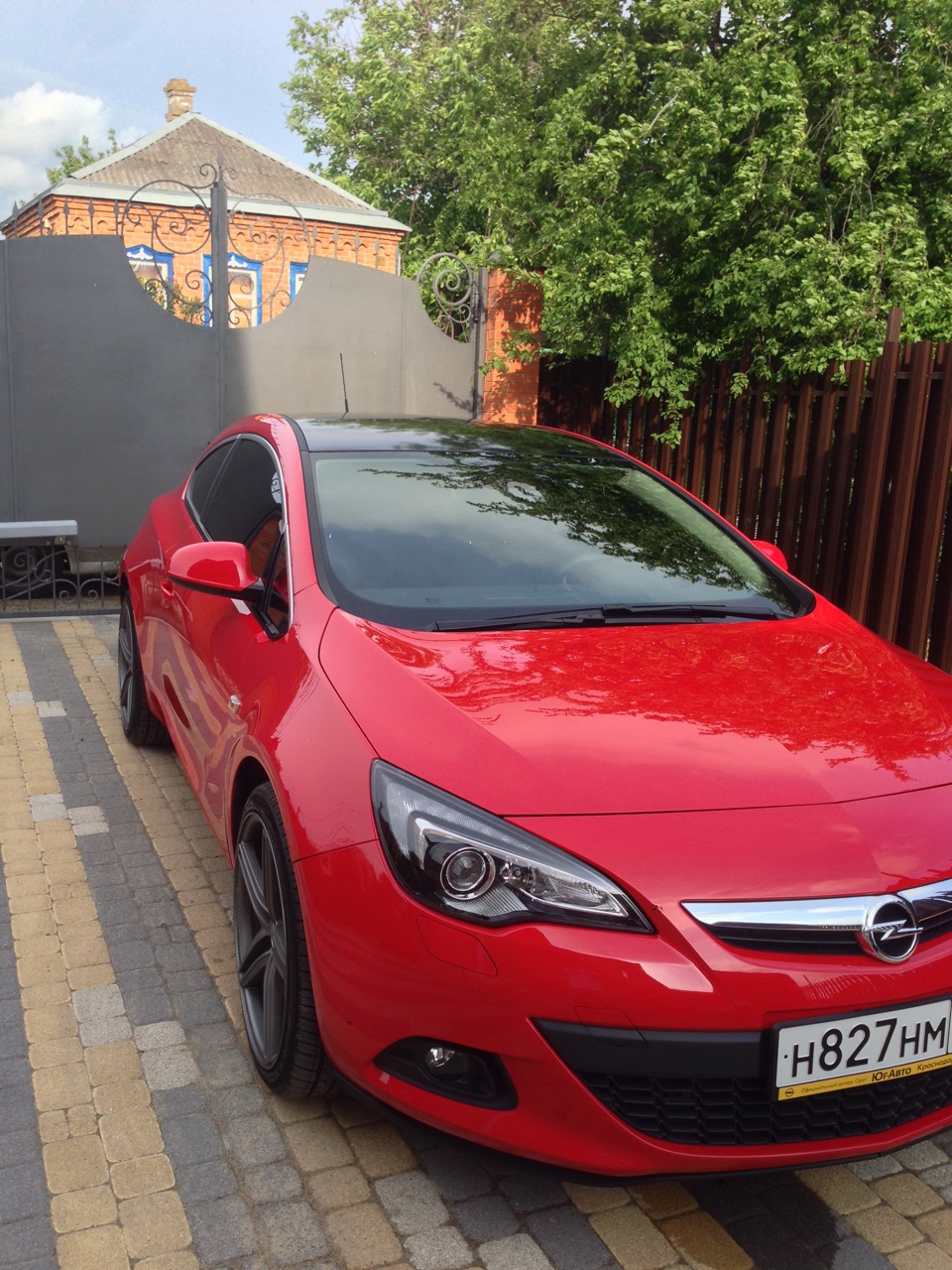 Opel Astra GTC красная