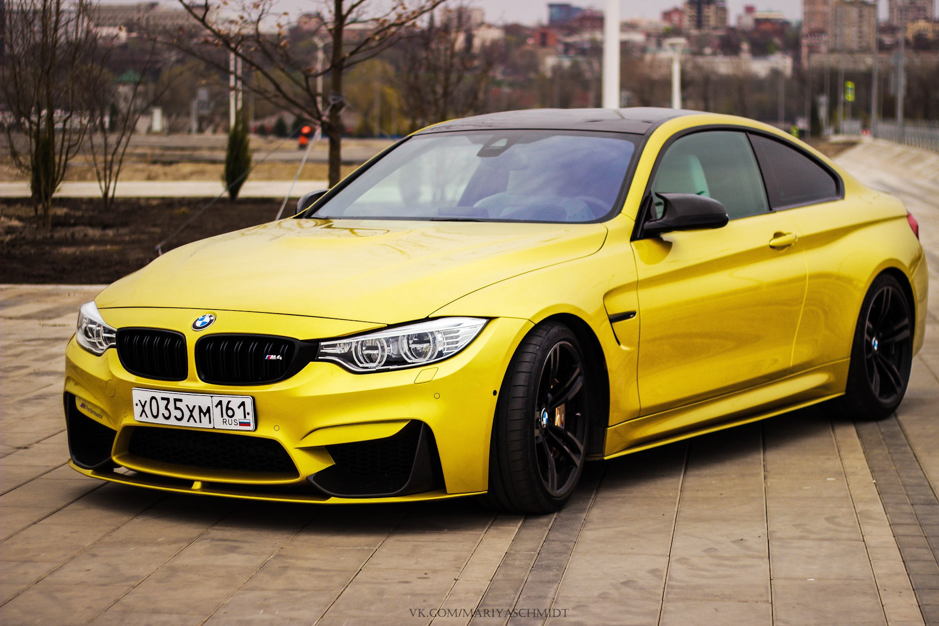 BMW m4 Золотая