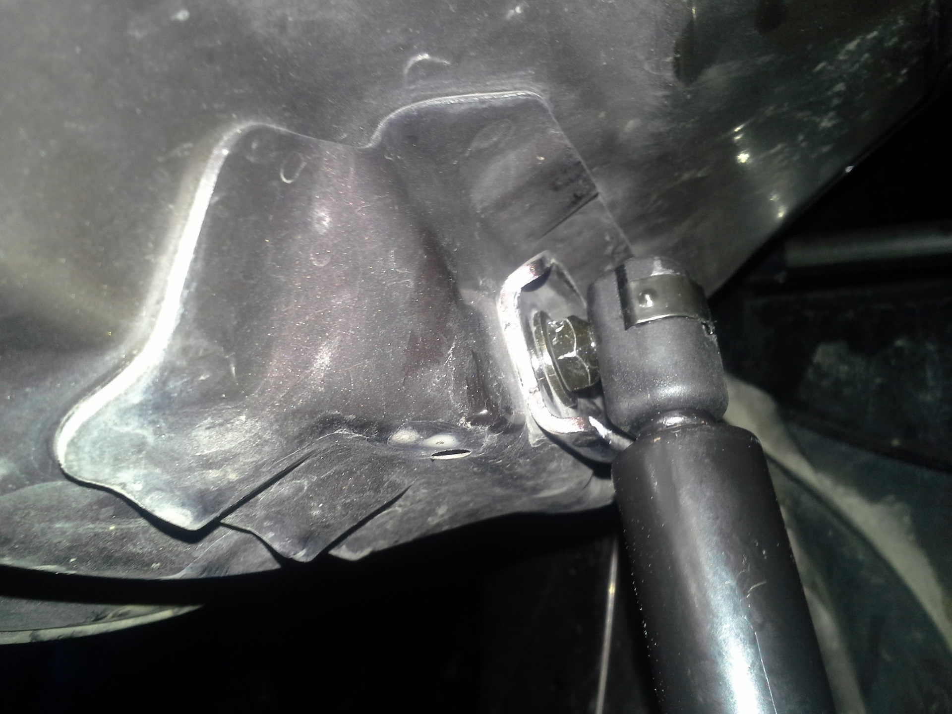 Установка подкапотных амортизаторов — Skoda Octavia A7 Mk3, 1,8 л, 2014 ...