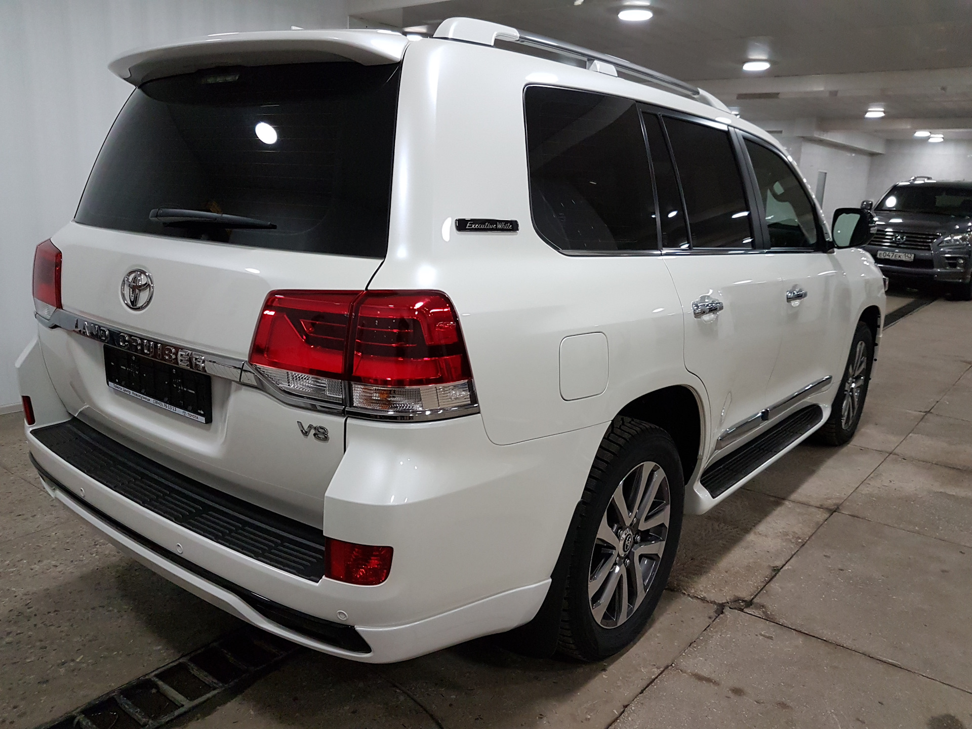 Тойота крузер авито. Toyota Land Cruiser 200 Executive White. Ленд Крузер 200 белый. Land Cruiser 200 белый Executive White. Тойота ленд Крузер 200 зад.