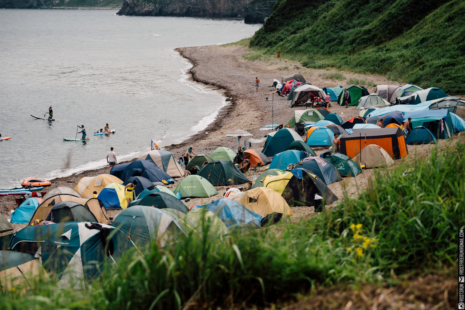 Фото с палатками на полуострове средний