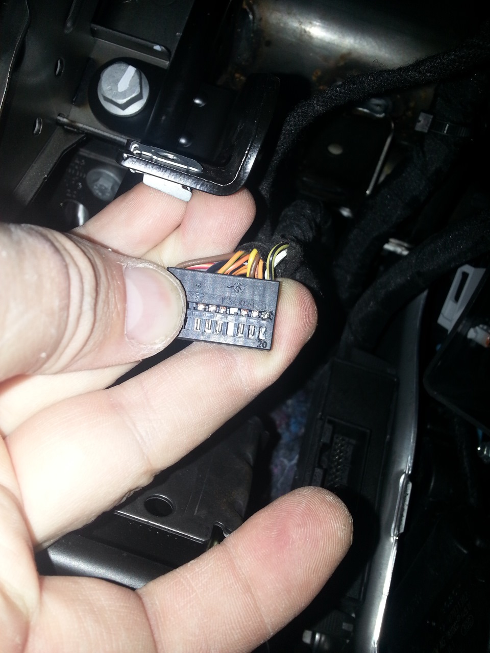 Расчехленный разъем гейтвея. Здесь хорошо видно подписанные нужные свободные отверстия (номер 20) куда нужно воткнуть два новых провода. С обратный стороны 10й пин. На фото я уже воткнул провода. — Volkswagen Jetta VI