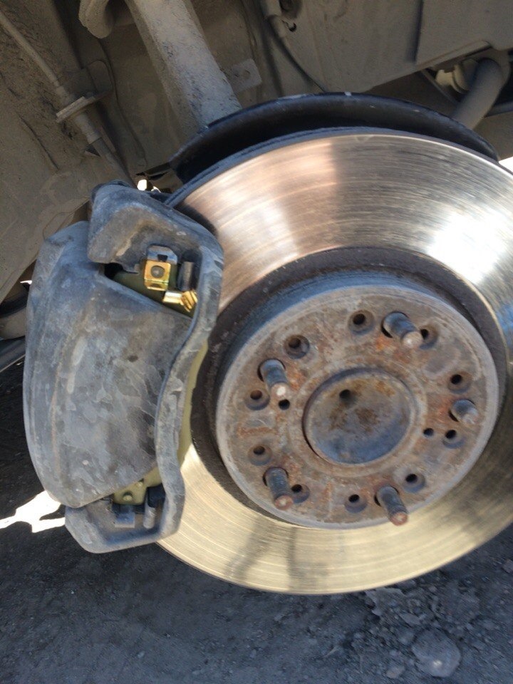 Причина скрипа тормозов. Скрипит при торможении. Скрипит дверь при торможении. Скрепя колодки. Скрип колодок.