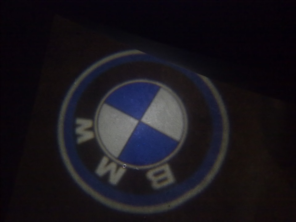 проекция логотипа БМВ — BMW X5 (E70), 4,8 л, 2008 года | стайлинг | DRIVE2
