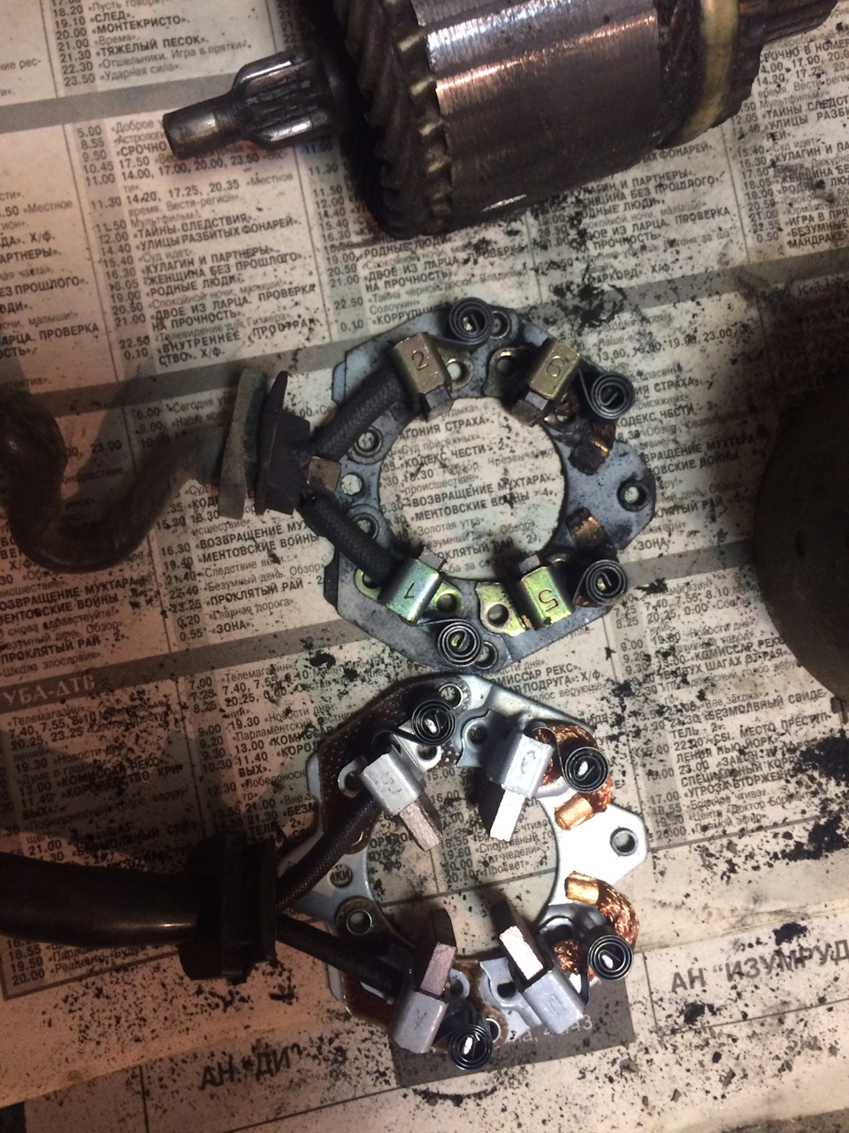 а вот уже щетки для сравнения, совсем чутку осталось, по фото видно что они почти идентичные — Nissan Almera II (N16). Запчасти на фото: 9001930, 8001589