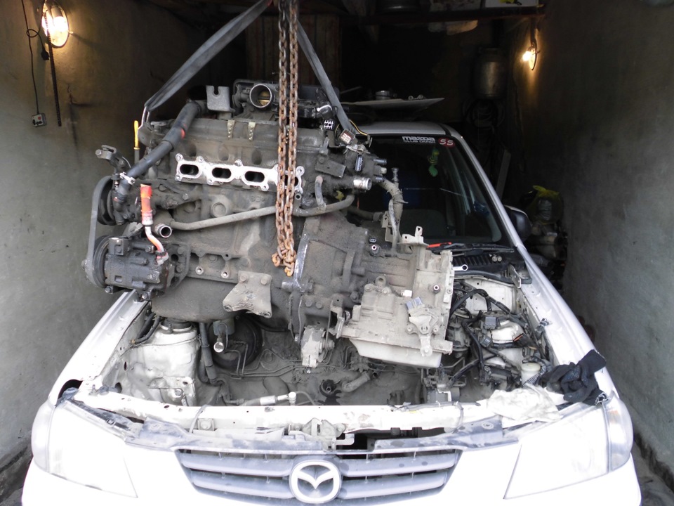 Замена двигателя mazda. Мазда Демио вскрыли мотор. Mazda Demio ремонт после ДТП. Снять двигатель своими руками Мазда Демио. Замена двигателя на едущем автомобиле.
