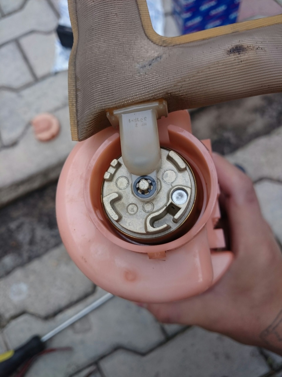 Тойота ист фильтра. Топливный фильтр тойота ист 2002 года. Бензонасос тойота ист 2003. Тойота ист фильтра. Модуль топливного насоса хендай акцент.