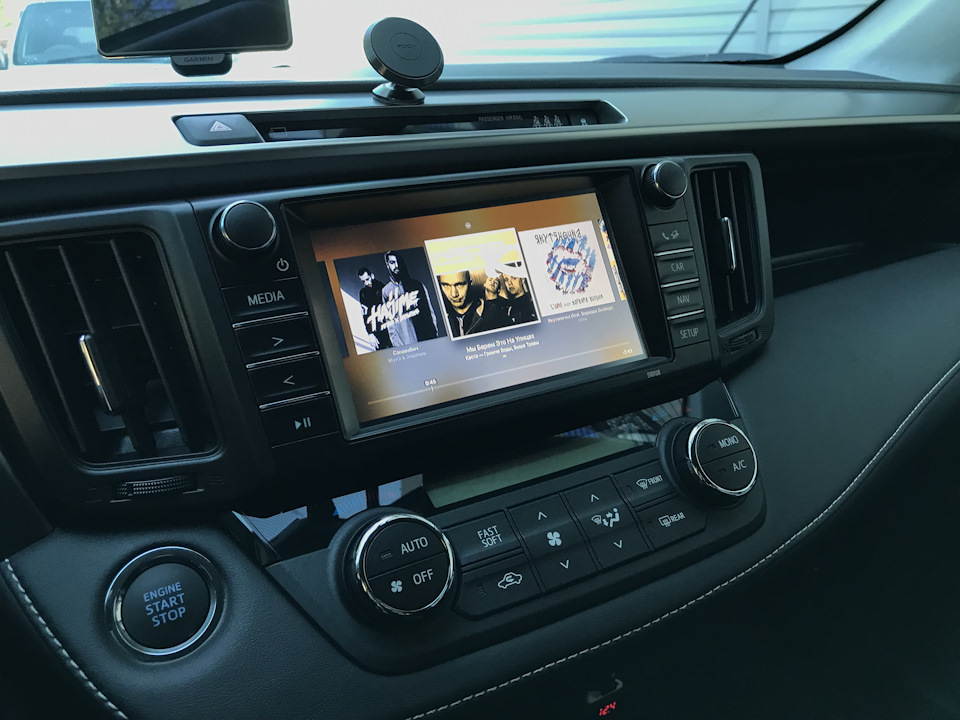 При нажатии на тач панель пульта происходит развертывание музыкального плейлиста! Очень удобно и функционально! — Toyota RAV4 (IV)