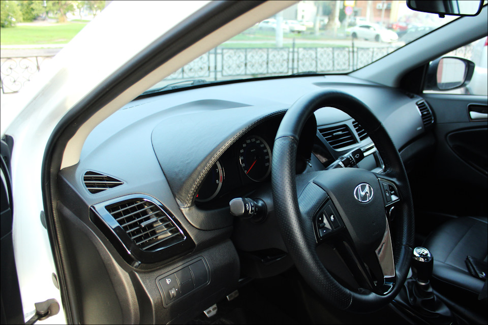 Перетяжка кожей козырька панели приборов. — Hyundai Solaris, 1,6 л ...