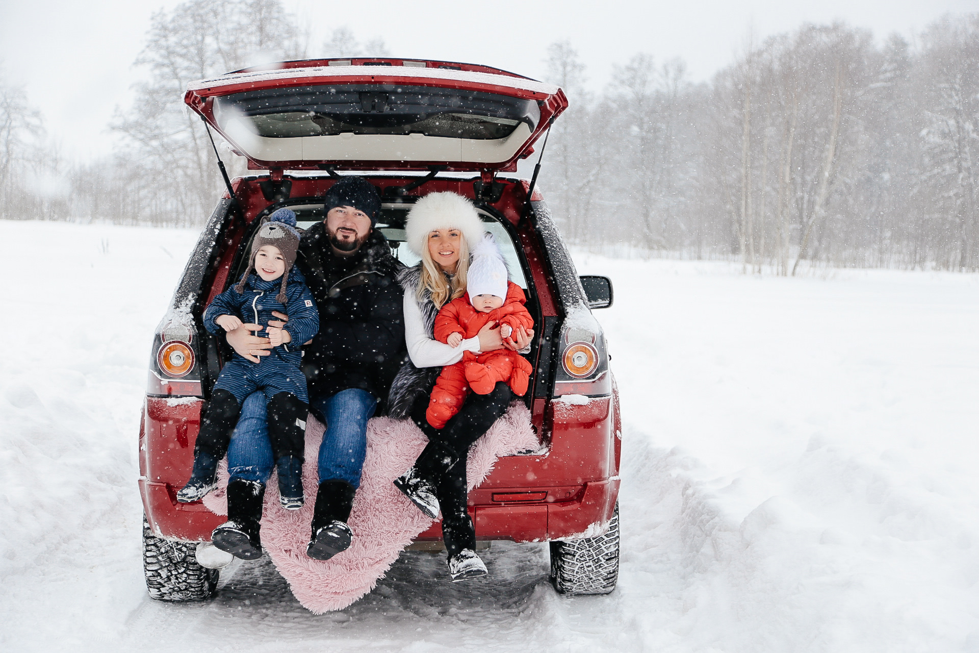 Новый год поездка. Зима семья автомобиль. Фотосессия в машине зимой семейная. Зимнее путешествие на автомобиле. Фотосессия на природе зимой семейная на машине.