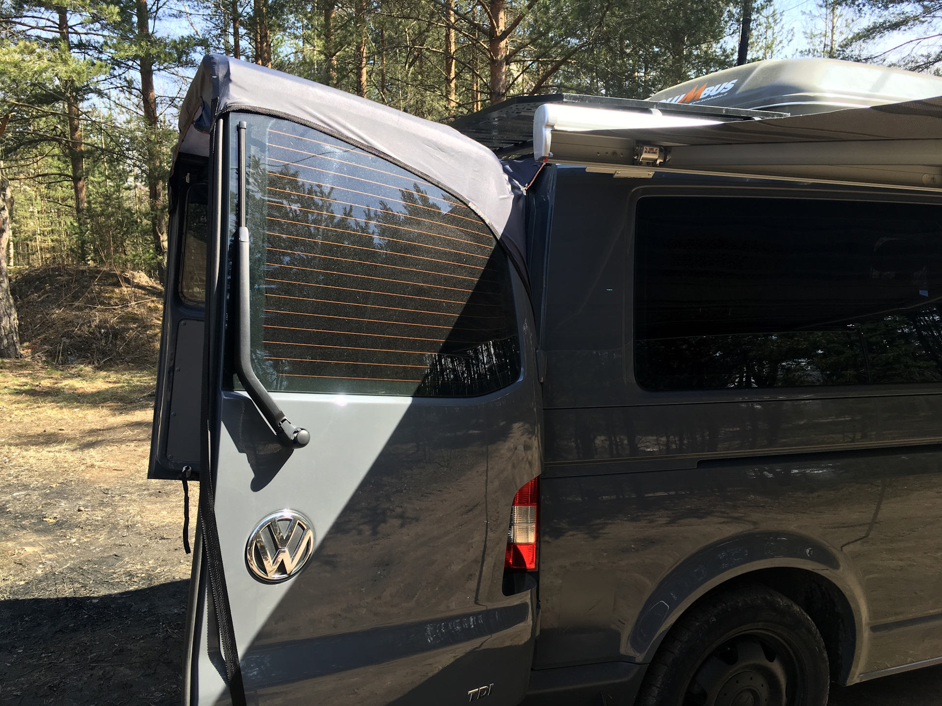 Задние распашные двери. Цельнометаллический газель серебристый сзади. Задние распашные двери. Уаз патриот распашная задняя дверь. Палатка на двери распашные т5.