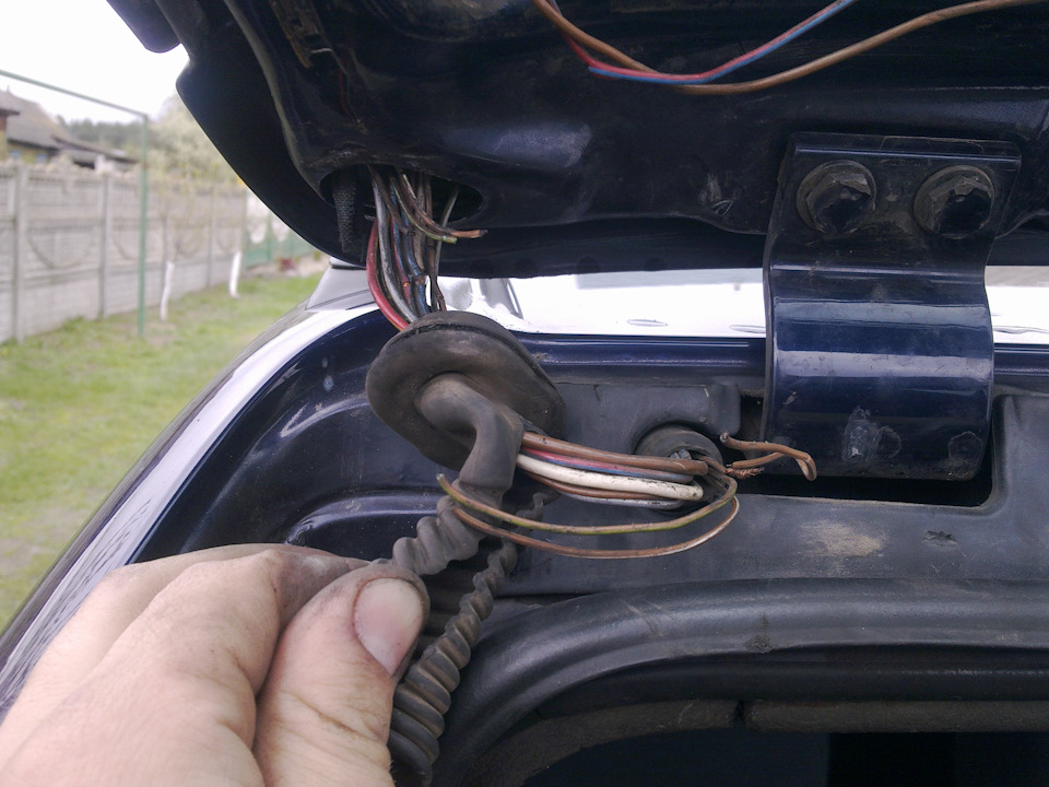 Проводка в крышке багажника a6 c4 — больное место… — Audi A6 Avant (C4 ...