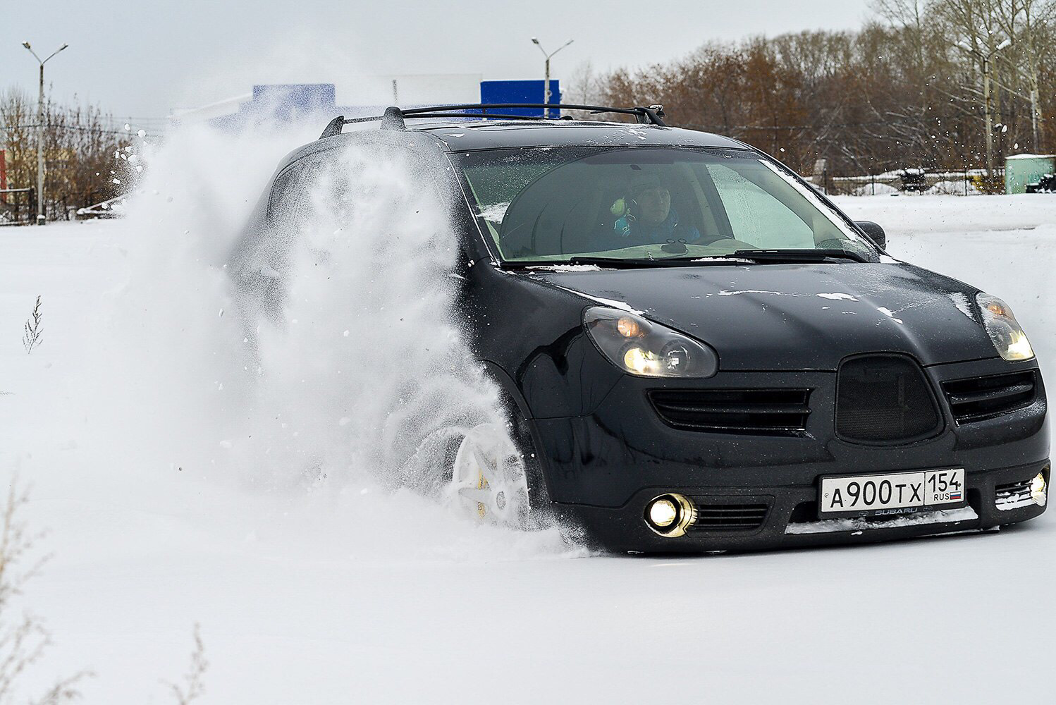 по заснеженной сибири мобильный комплекс едет