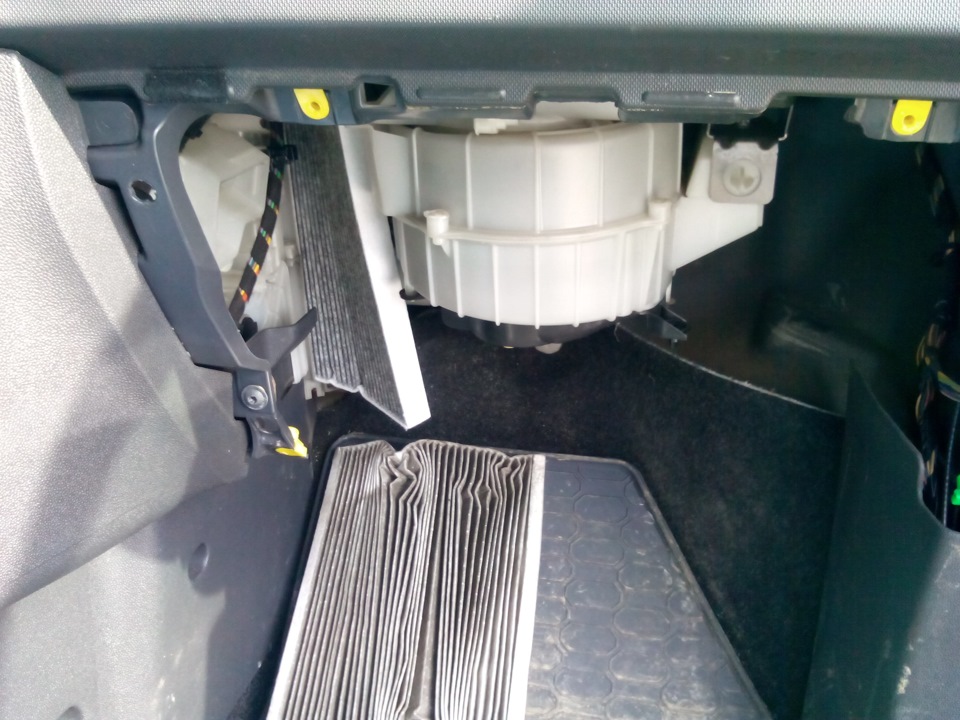 Как заменить салонный воздушный фильтр в Opel Corsa D