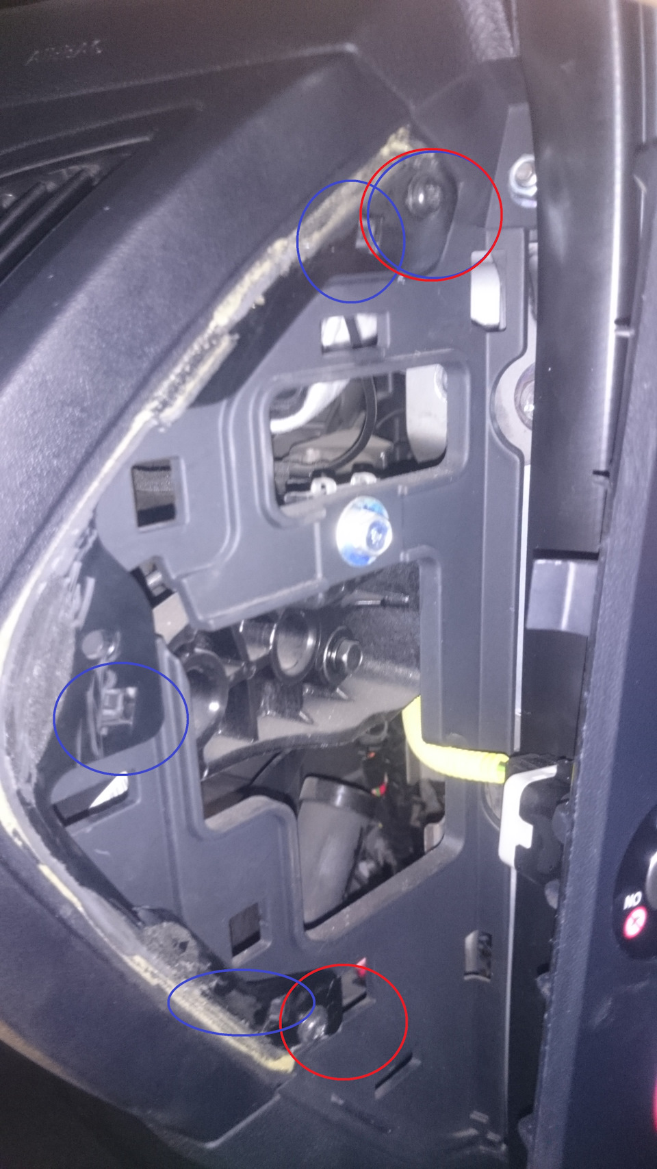 Два самореза и три крепежки — Hyundai ix35