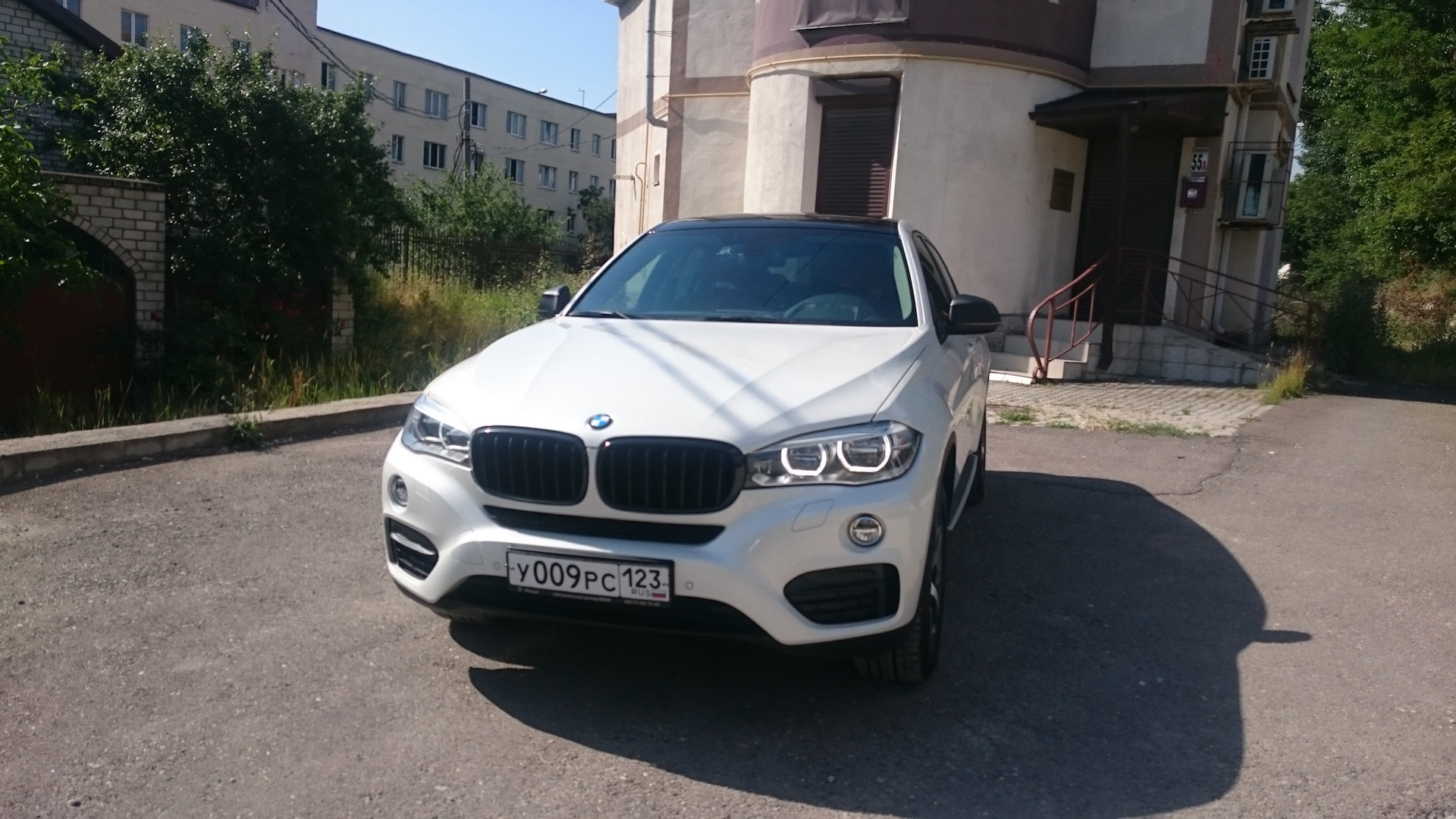 BMW x6 белая с черной пленкой