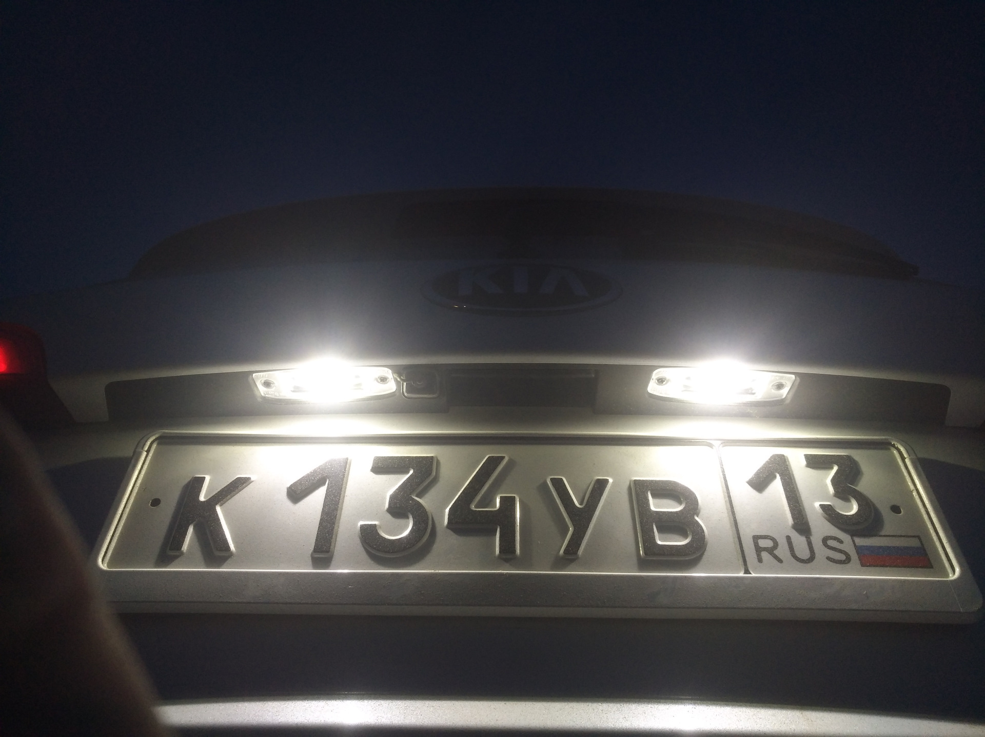 плафон подсветки заднего номера киа соренто 2012 года. кия соренто лампа подсветки номерного знака. лампочки подсветки номера kia sorento xm. подсветка номера соренто. светодиоды под гос номер.