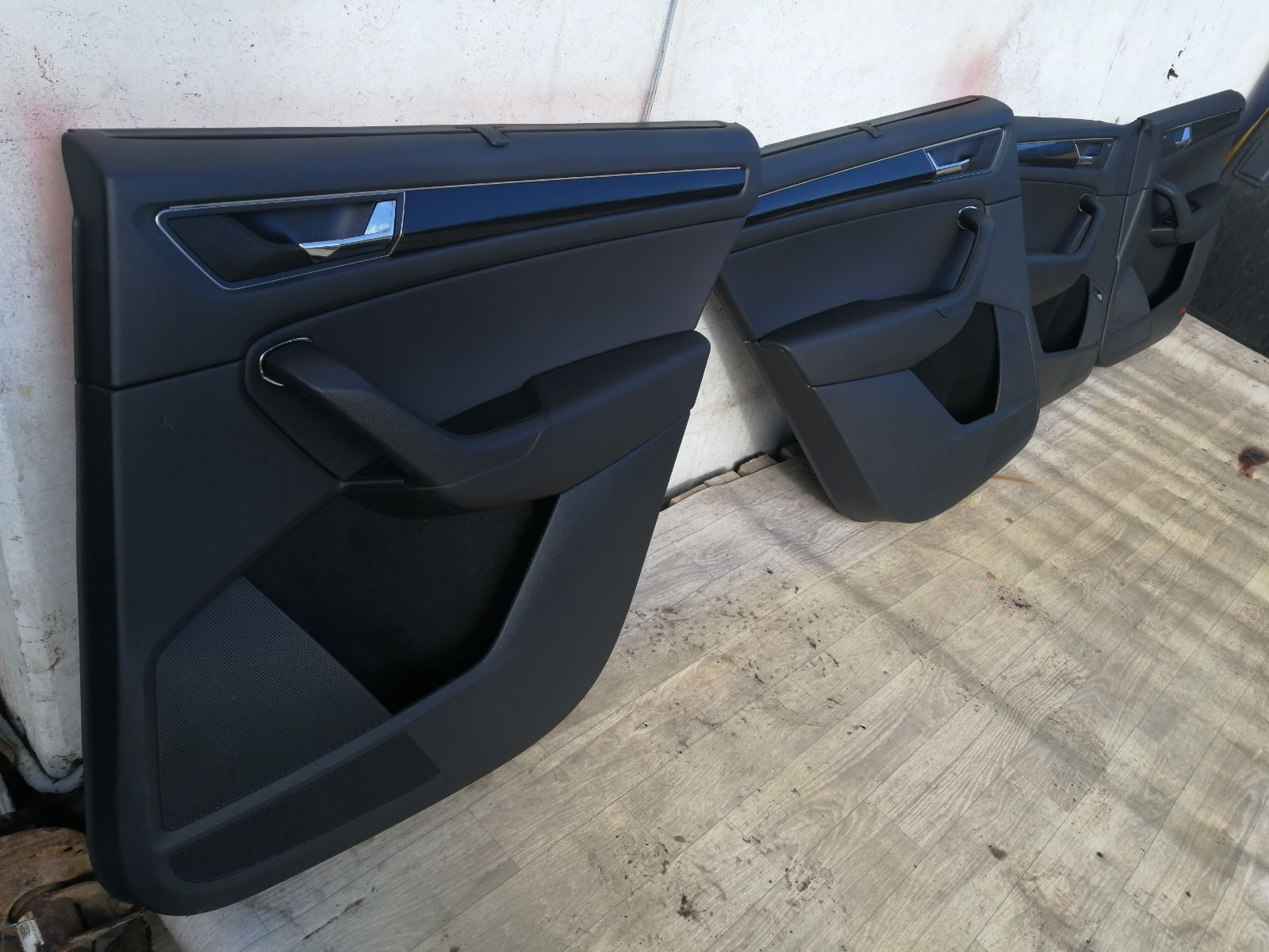 Эстетическая подсветка + шторки в задние двери — Skoda Kodiaq (1G), 2 л ...