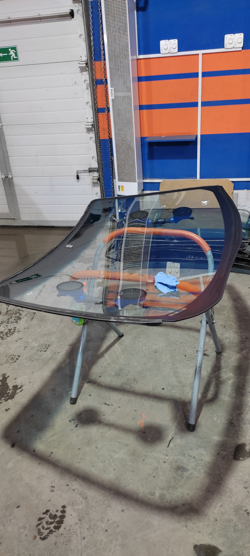 Подготовка нового стекла. Ребята все делают четко. Без спешки. Без лишних движений. Красавцы! Все разобрали. Вырезали стекло. Зачистили кузов. Обработали стекло и кузов праймером, обезжирив перед этим. — Acura MDX (1G)