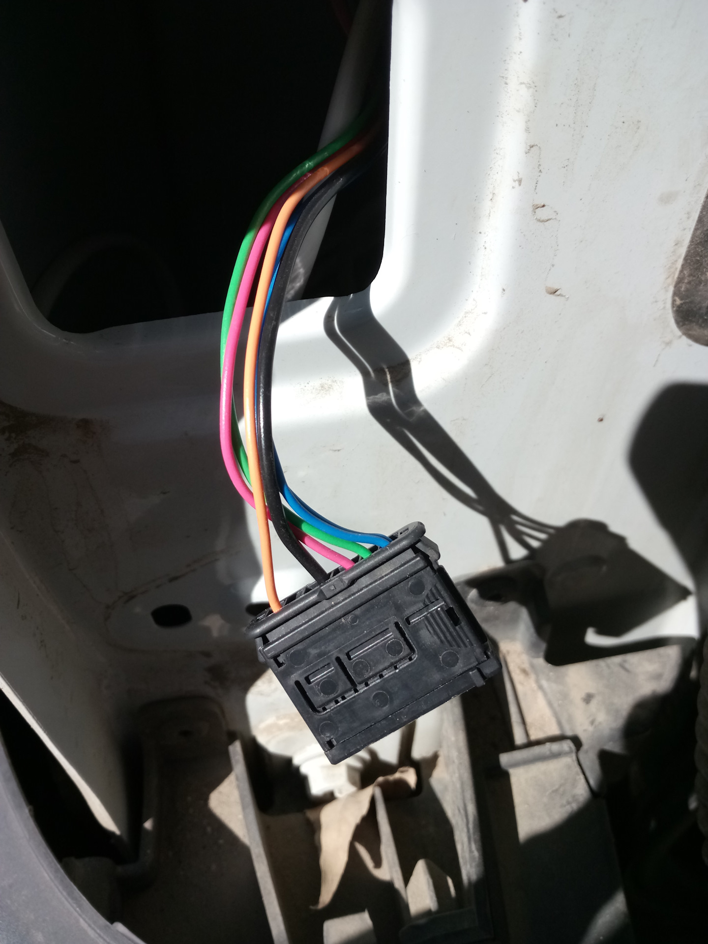 Схема подключения задних фонарей газель некст. Распиновка разъема задней фары газель 3302. Распиновка разъема заднего фонаря. Разъем заднего фонаря renault duster. Renault duster 2021 разъем заднего фонаря.