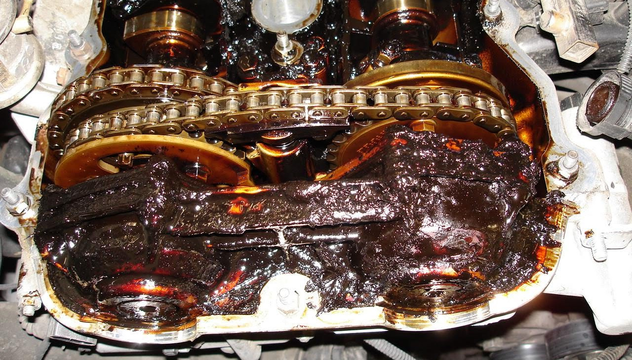 Двигатель 1.6 дизель масло. Шлам в двигателе. Свернулось масло в двигателе. Убитый двигатель. Отложения в двигателе от масла.
