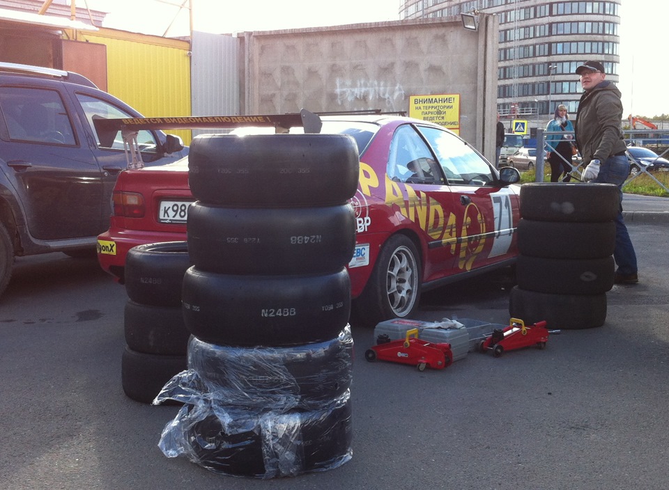 Резина слики что это. 2aaf96cs 960. Резина слики что это фото. Резина слики что это-2aaf96cs 960. картинка Резина слики что это. картинка 2aaf96cs 960. Слово slick в переводе с английского означает «гладкий», и это самый очевидный признак сликов — полное отсутствие какого-либо протектора или выступов. То есть, поверхность сликов абсолютно гладкая. Бытует мнение, что это и есть главное отличие сликов от других шин, но это не совсем так. В первую очередь, слики характеризуются малой жёсткостью резины (параметр treadwear). Если у гражданских шин она не опускается ниже 200 единиц, то у сликов treadwear — в районе 80 единиц. Резина слики что это. 2aaf96cs 960. Резина слики что это фото. Резина слики что это-2aaf96cs 960. картинка Резина слики что это. картинка 2aaf96cs 960. Слово slick в переводе с английского означает «гладкий», и это самый очевидный признак сликов — полное отсутствие какого-либо протектора или выступов. То есть, поверхность сликов абсолютно гладкая. Бытует мнение, что это и есть главное отличие сликов от других шин, но это не совсем так. В первую очередь, слики характеризуются малой жёсткостью резины (параметр treadwear). Если у гражданских шин она не опускается ниже 200 единиц, то у сликов treadwear — в районе 80 единиц.