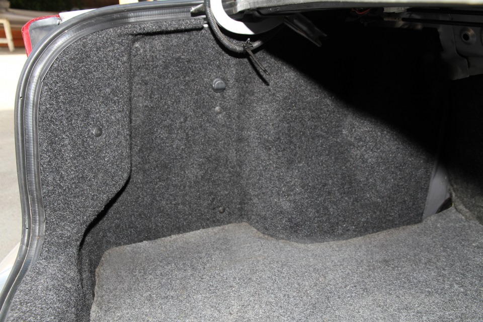 Оклейка багажника карпетом. Хендай акцент карпет в багажник. Шумоизоляция карпет багажника Приора седан.