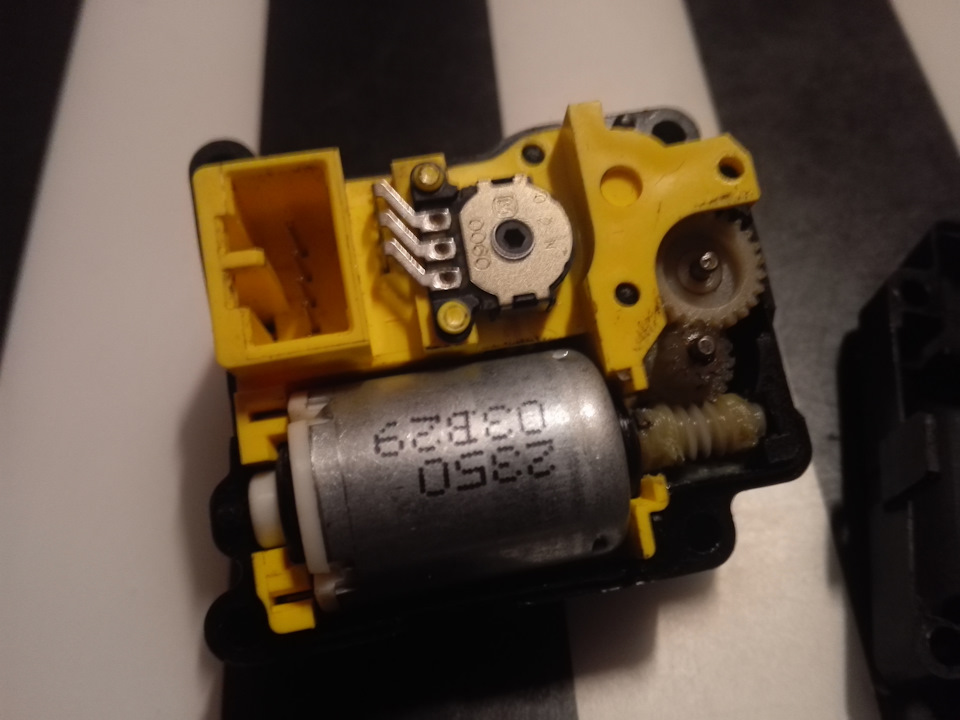 Сервомотор заслонки климата — Audi A8 (D2), 3,3 л, 2001 года | своими ...