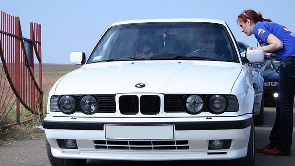 Е34 узкая. BMW e34 широкая морда. БМВ е34 широкая морда. BMW m5 e34 HELLA Black. HELLA White e34.