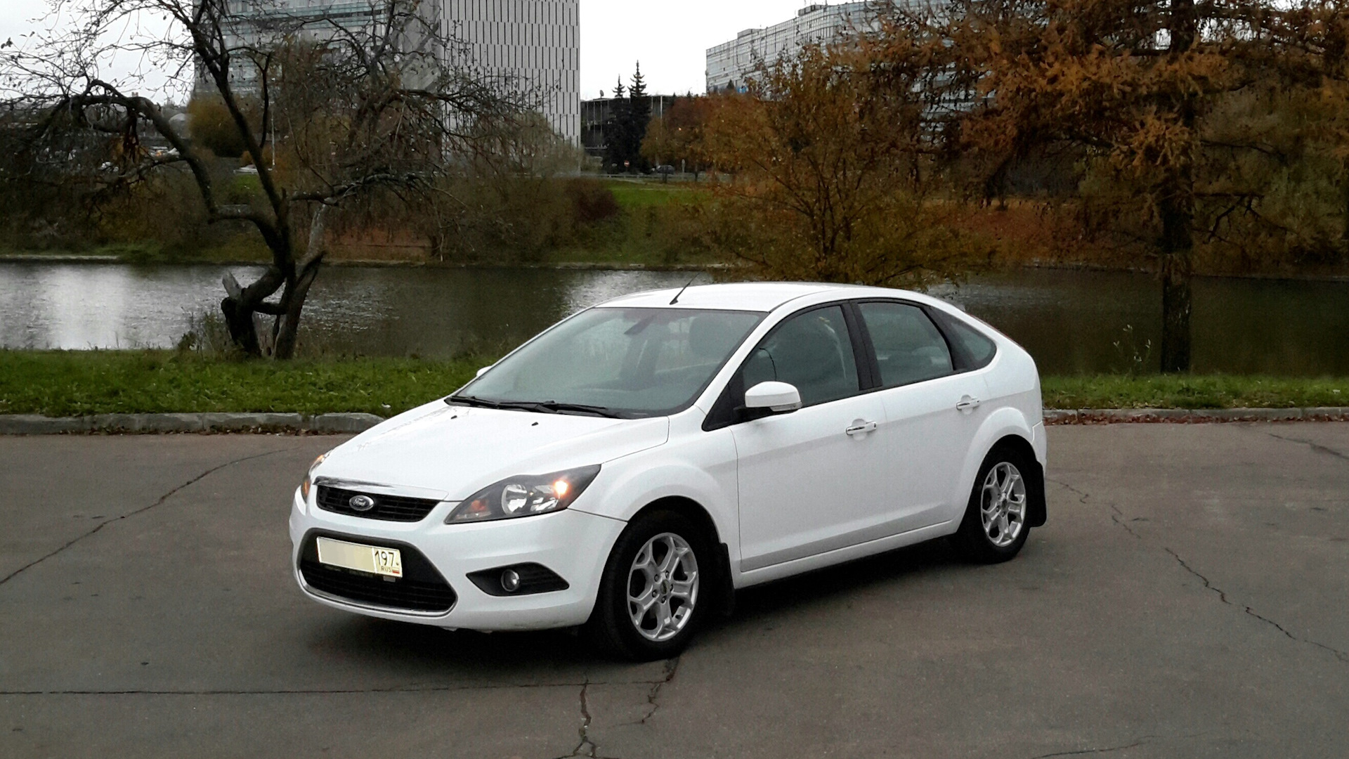 Форд фокус 2011 года хэтчбек. Форд фокус 2 хэтчбек белый. Ford Focus 2010 хэтчбек. Форд фокус 2010 белый. Ford Focus 2 2010 хэтчбек.